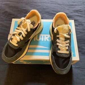 Autry Women's Black and Cream Reelwind Low Sneakers